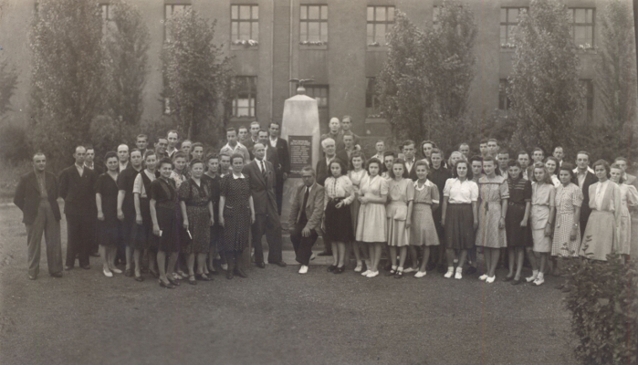 zdjęcie okładki [Poświęcenie pomnika przy szkole nr 6 w Wirku czerwiec 1948 r.]
