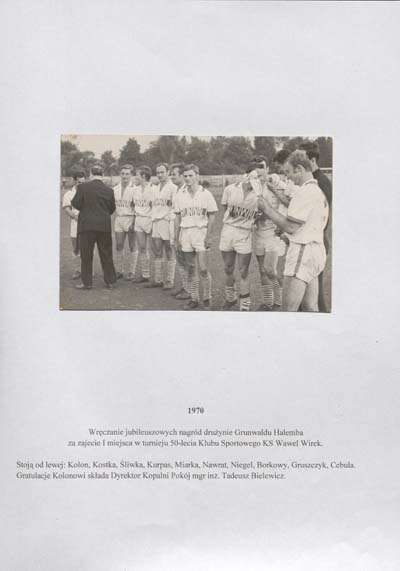 zdjęcie okładki Wręczenie jubileuszowych nagród drużynie Grunwaldu Halemba za zajęcie I miejsca w turnieju 50-lecia Klubu Sportowego Wawel Wirek.