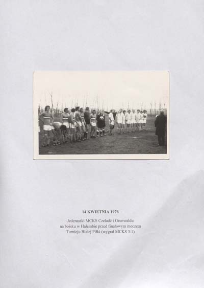 zdjęcie okładki Jedenastki MCKS Czeladź i Grunwaldu na boisku w Halembie przed finałowym meczem Turnieju Białej Piłki (wygrał MCKS 3:1). 14 IV 1976
