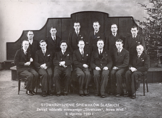zdjęcie okładki Stowarzyszenie Śpiewaków Śląskich. Zarząd oddziału mieszanego "Słowiczek", Nowa Wieś. 08 stycznia 1939 r.