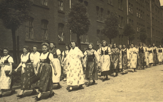 zdjęcie okładki [Dziewczęta z Chóru "Słowiczek" w strojach ślaskich Nowy Bytom 1946 r.]