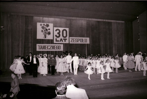 zdjęcie okładki 30 lat zespołu tanecznego 12.1986
