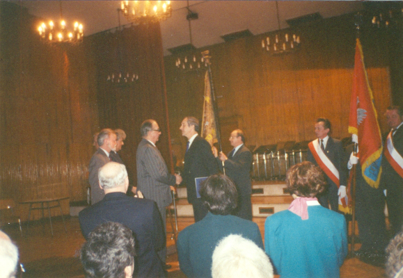 zdjęcie okładki [Odznaczenie Chóru "Słowiczek" Złotą odznaką z wieńcem laurowym. Katowice 17.04.1994]