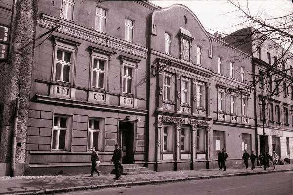 zdjęcie okładki [Dąbrowskiego 18, dawna siedziba Miejskiej Biblioteki Publicznej w Rudzie Śląskiej]