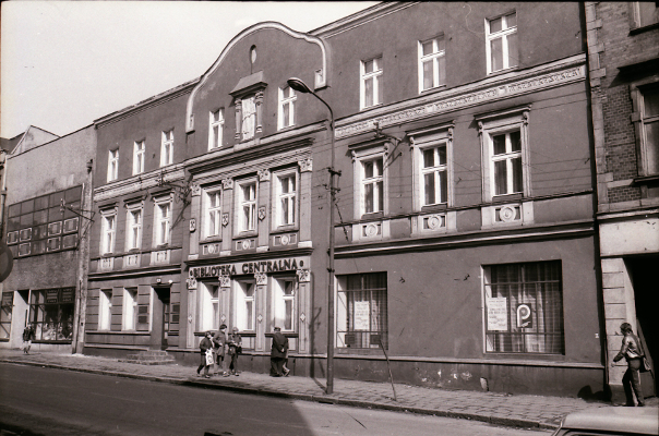 zdjęcie okładki Dąbrowskiego 18, dawna siedziba Miejskiej Biblioteki Publicznej w Rudzie Śląskiej]
