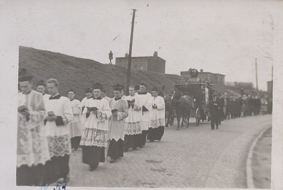zdjęcie okładki Pogrzeb Marty Kasperczyk - kwiecień 1933, ul. Bieruta (Piłsudskiego)